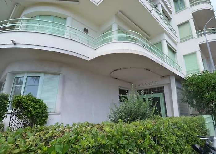 115 By The Sea Nice